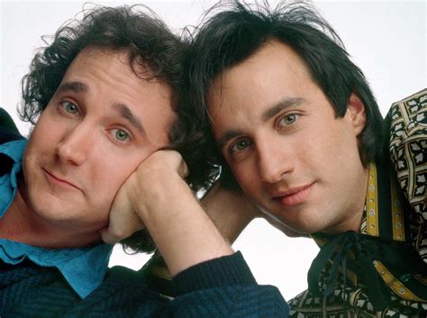 Perfect Strangers: Una sitcom esilarante con Bronson Pinchot e Mark Linn-Baker che esplora la diversità culturale tra due cugini.